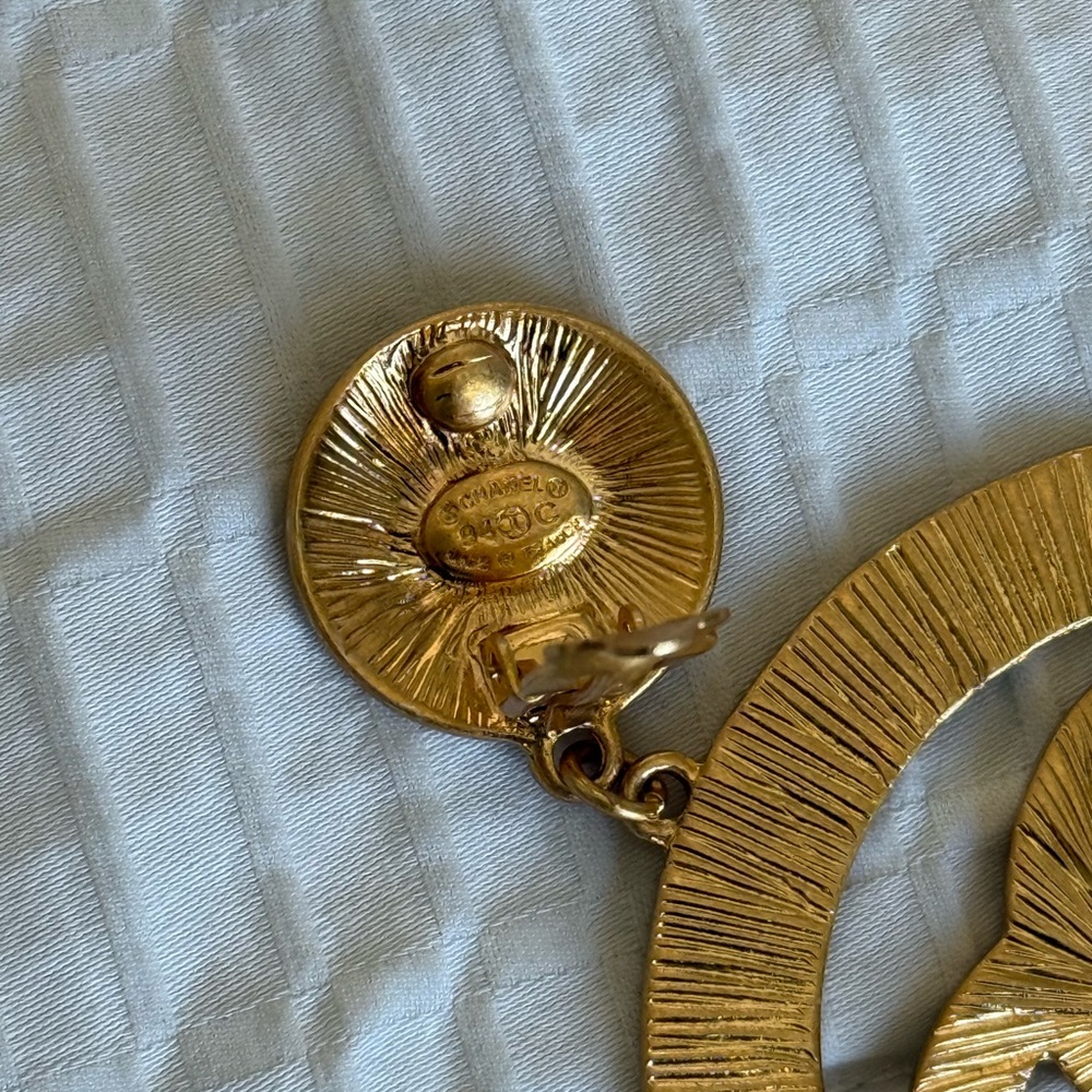 Chanel Vintage CC Gold Clip On Earrings - Picture 5 of 7